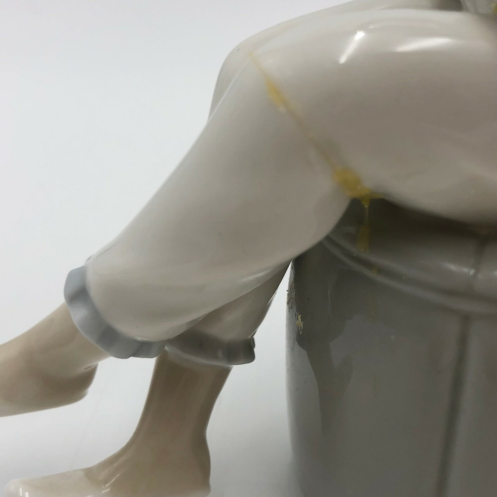 Lladro Figurine 1083 "GIRL WITH DOLL & LIPSTICK" NO Box Retired 1985 DEFECT - Picture 9 of 9